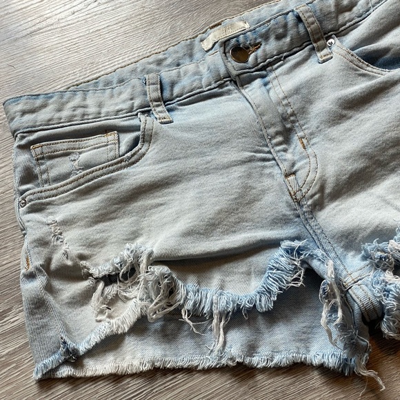 H&M • Distressed Jean Shorts • Size 6 • Light Denim with Frayed Hems - Picture 10 of 12